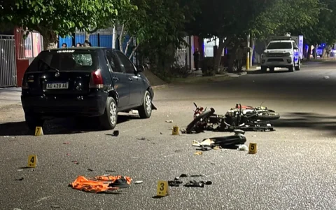 Murió el motociclista que chocó en Rawson y la cámara de seguridad es clave
