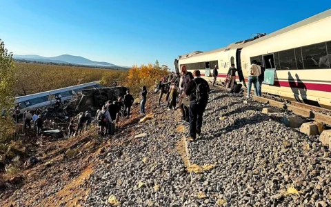 Al menos 30 muertos en el peor choque de trenes de España en décadas