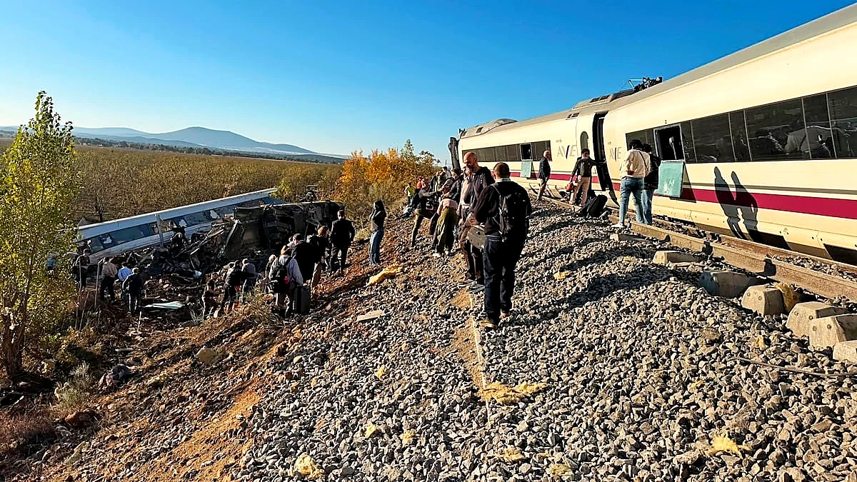 Al menos 30 muertos en el peor choque de trenes de España en décadas