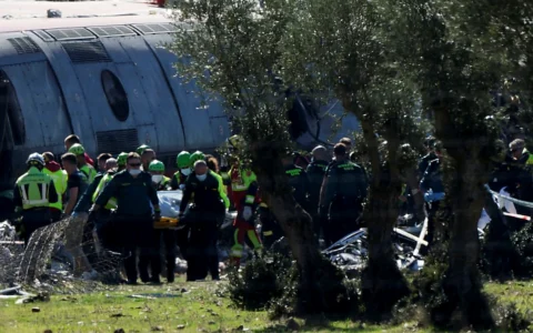64 muertos en un choque de trenes en España que pudo evitarse