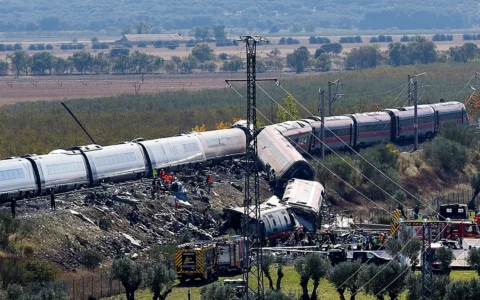 Los audios que revelan por qué nadie frenó el tren antes del choque en España