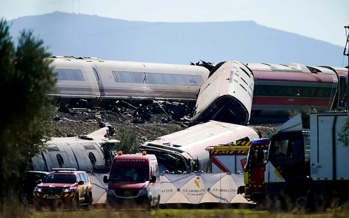 Al menos 69 muertos en el peor choque de trenes de España en años