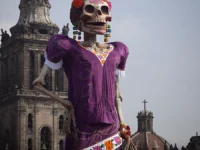 El Zócalo de México se llenó de catrinas gigantes y flores para el Día de Muertos