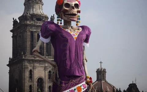 El Zócalo de México se llenó de catrinas gigantes y flores para el Día de Muertos