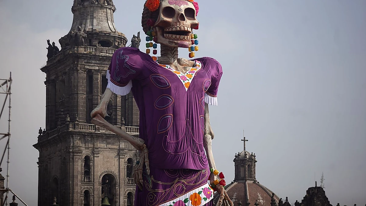 El Zócalo de México se llenó de catrinas gigantes y flores para el Día de Muertos