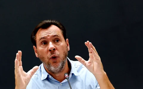 El ministro español que no renuncia y quiere cortar el tren Madrid-Barcelona