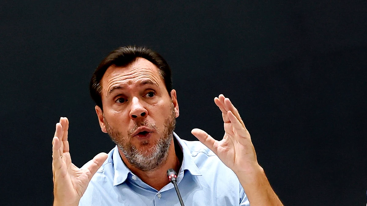 El ministro español que no renuncia y quiere cortar el tren Madrid-Barcelona