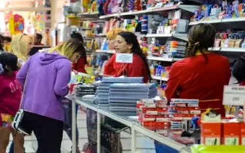 Los empleados de comercio de San Juan se endeudan para comer